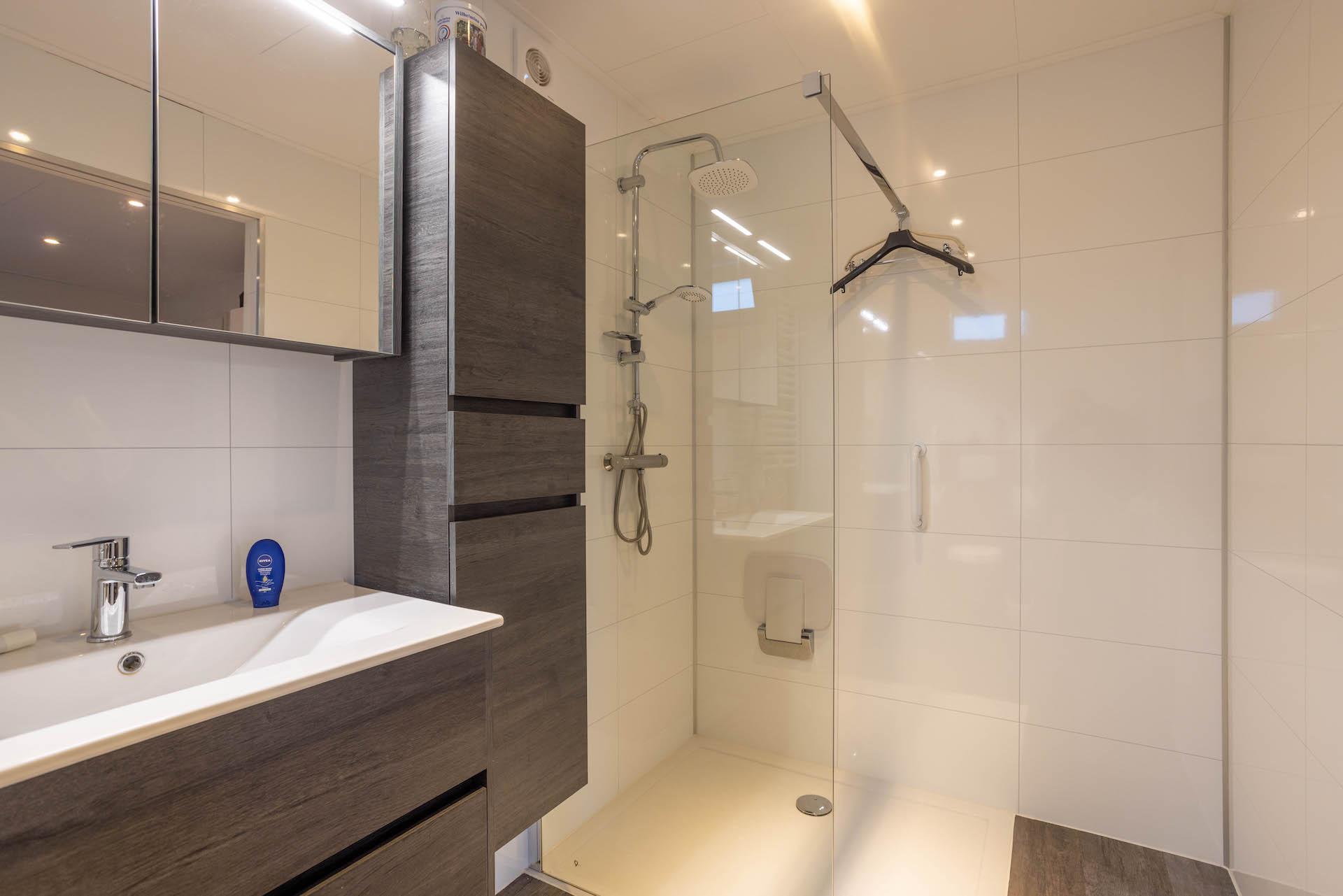 Mantelzorgwoning Model Pioen – badkamer met wasmeubel en inloopdouche