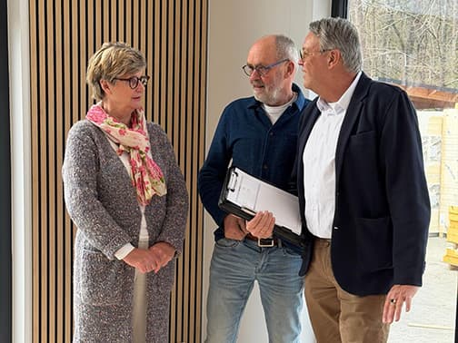 Adviseur van Tuinwoning.nl in gesprek met klant tijdens kennismaking