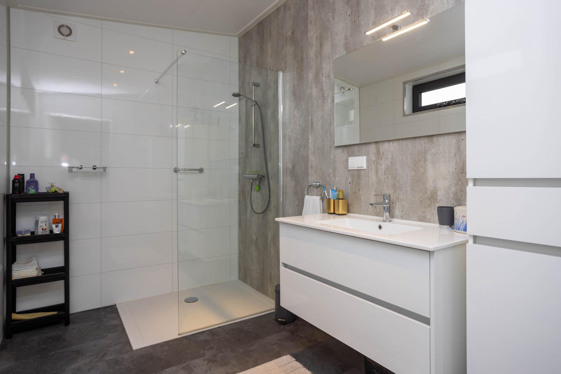 Mantelzorgwoning Model Magnolia – badkamer met inloopdouche