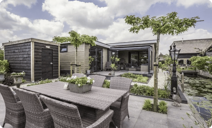 Tuinwoning als familiewoning in een groene achtertuin met terras