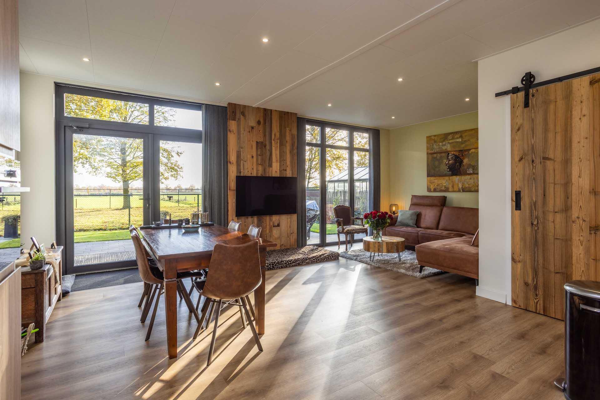 Ruime woonkamer, slim ingedeeld met extra plafondhoogted met