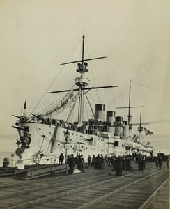 鐵達尼號 grayscale photo of ship on pier