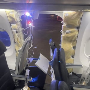 一架飛往南加州的阿拉斯加航空班機於當地時間週五（1月5日）下午5點左右突發狀況，機身側面面板在飛行途中意外脫落，最後被迫在波特蘭緊急降落，機上171名乘客與6名機組人員全數安全著陸。