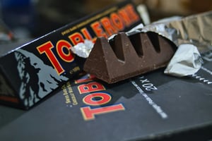 瑞士三角巧克力含塑膠異物 香港食安中心呼籲勿食
