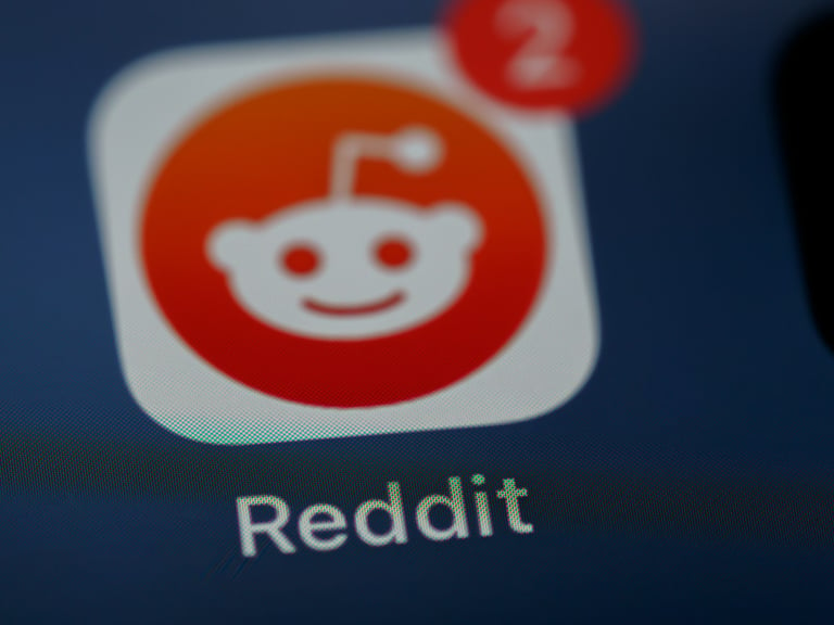 Reddit red and white 8 logo