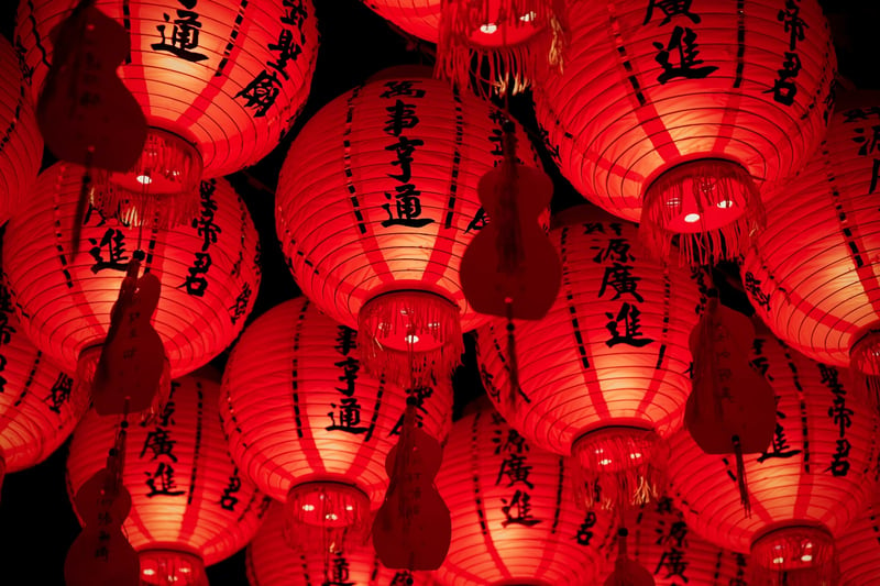 red paper lanterns 恭喜發財紅包拿來！龍年吉祥話大全、賀詞懶人包、龍年諧音梗、祝福語