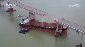 中國廣州瀝心沙大橋遭貨櫃船撞斷