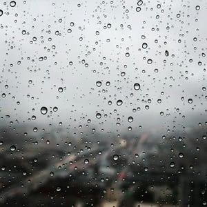 加州大雨成災釀3人死亡 洪水影響2千萬人 raindrops on clear window