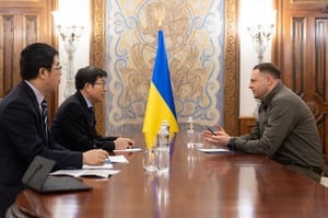 烏克蘭總統辦公室主任葉爾馬克（Andriy Yermak）、中國駐基輔大使范先榮