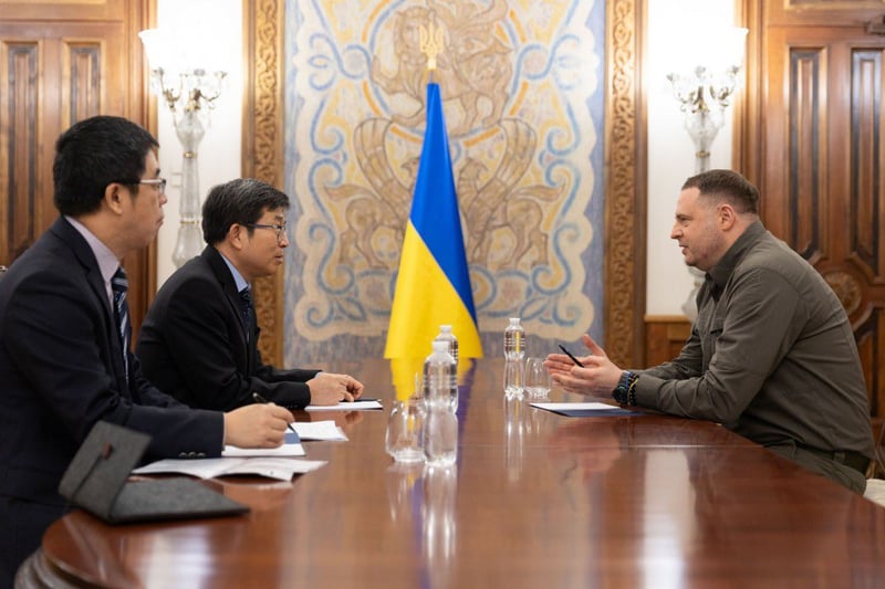 烏克蘭總統辦公室主任葉爾馬克（Andriy Yermak）、中國駐基輔大使范先榮
