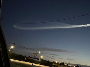 這是什麼？洛杉磯天空「不明飛行物」被網友瘋傳