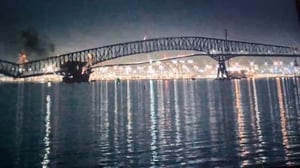 馬里蘭州巴爾的摩大橋遭船倒塌 多輛車掉入河中