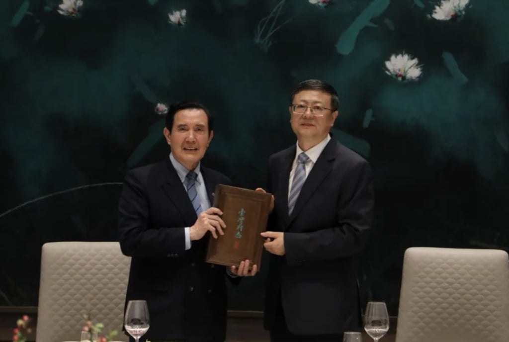 上海市委書記陳吉寧（右）致贈《台灣府志》給前總統馬英九（左）。（圖/馬辦提供）
