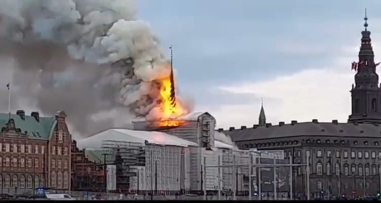 哥本哈根舊證交所陷火海 民眾悲稱「丹麥版聖母院大火」