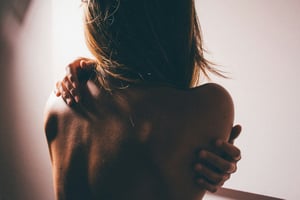 半夜身體癢到睡不著 美國女子驚罹胰臟癌 close photo of woman's back