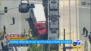 洛杉磯南加大巴士與輕軌列車相撞 55人受傷