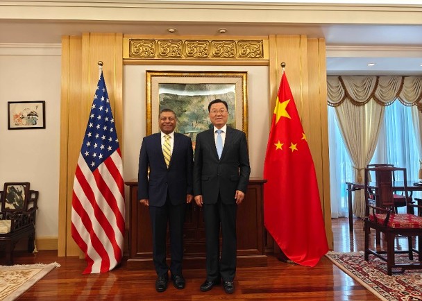 中國駐美國大使謝鋒與美國白宮國家禁毒政策辦公室主任古普塔（Rahul Gupta）