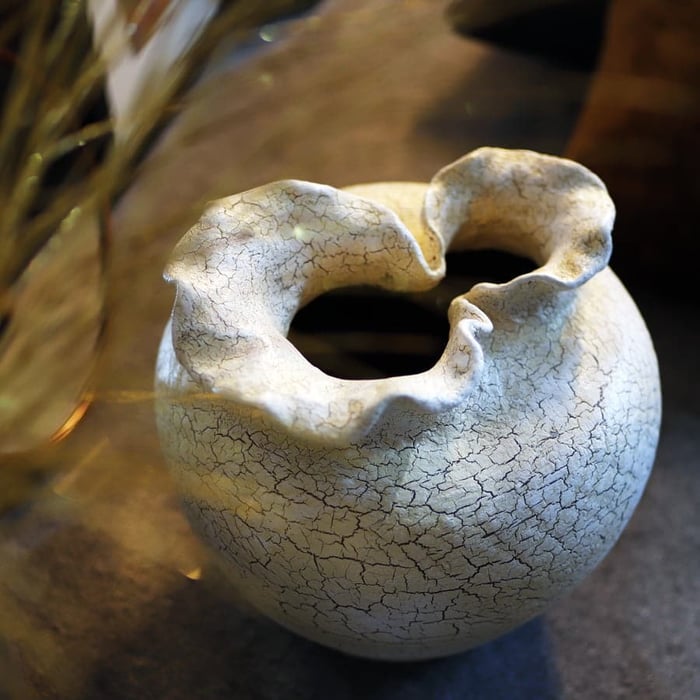 Vaso decorativo in ceramica bianca, due bocche, base larga 1