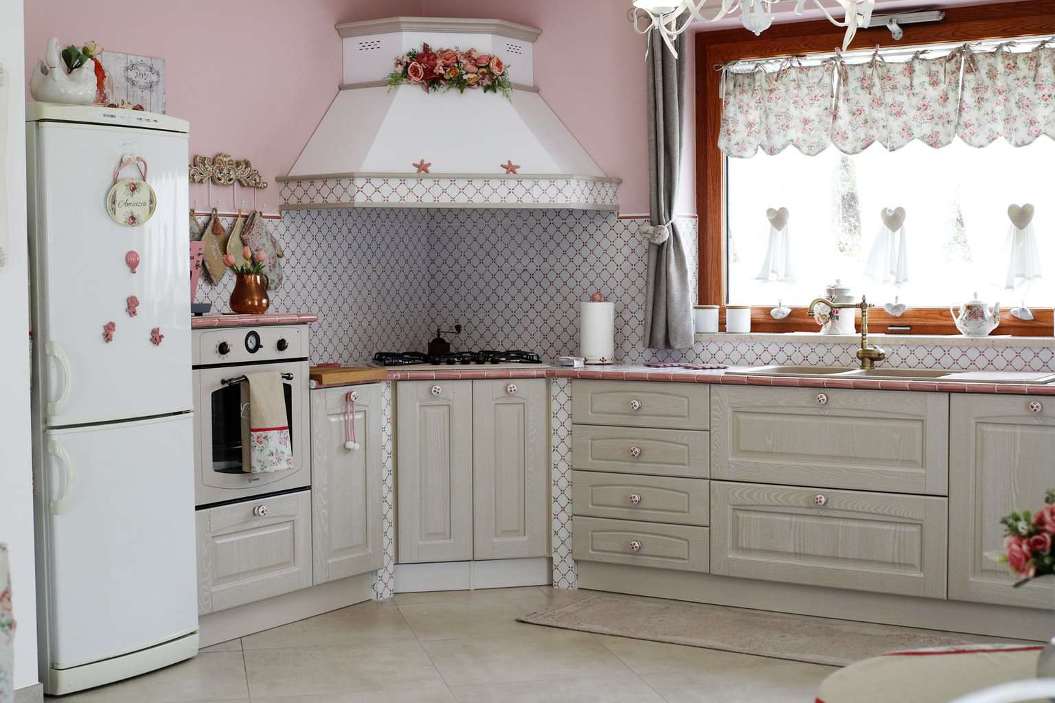 Incantevole e funzionale: una cucina su misura arredata in stile Country Chic 1