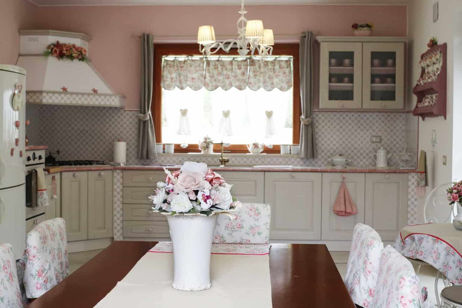 Incantevole e funzionale: una cucina su misura arredata in stile Country Chic 16