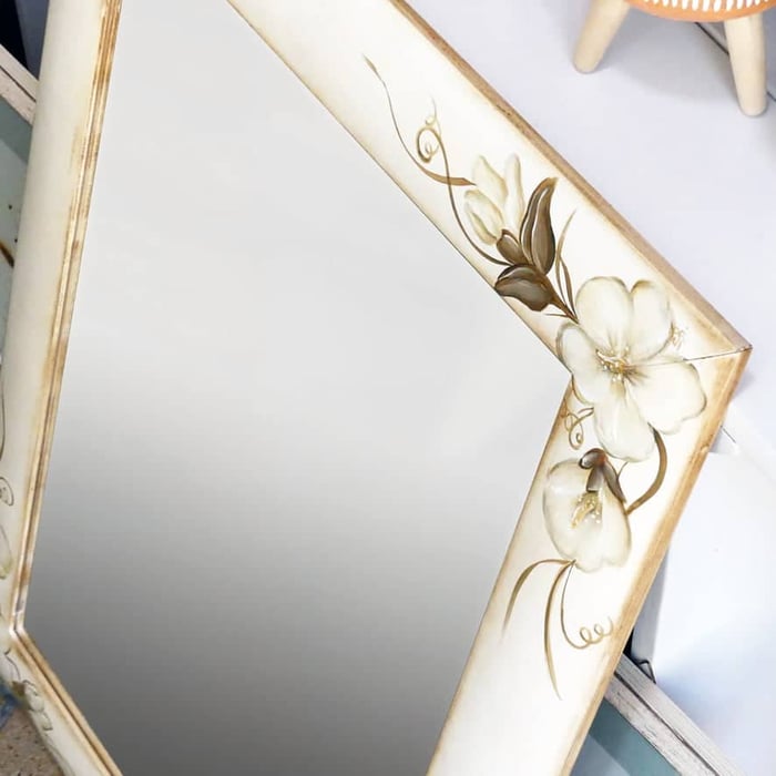Specchio Yvonne con cornice in legno avorio anticato e dipinto, 52x72 cm 4