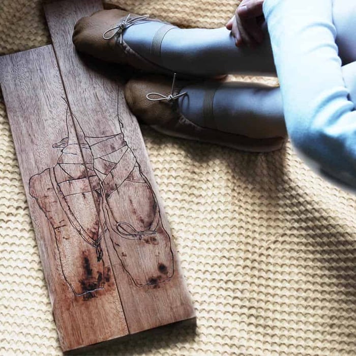 Quadro in legno pirografato a mano scarpette da punta danza classica 1