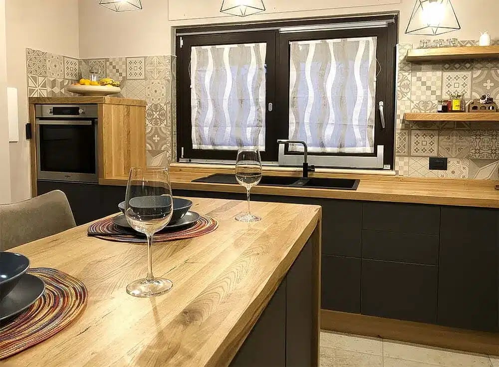 Cucina su misura in Stile Industrial: Il Calore del Rovere e l'Eleganza del Grigio Scuro 5