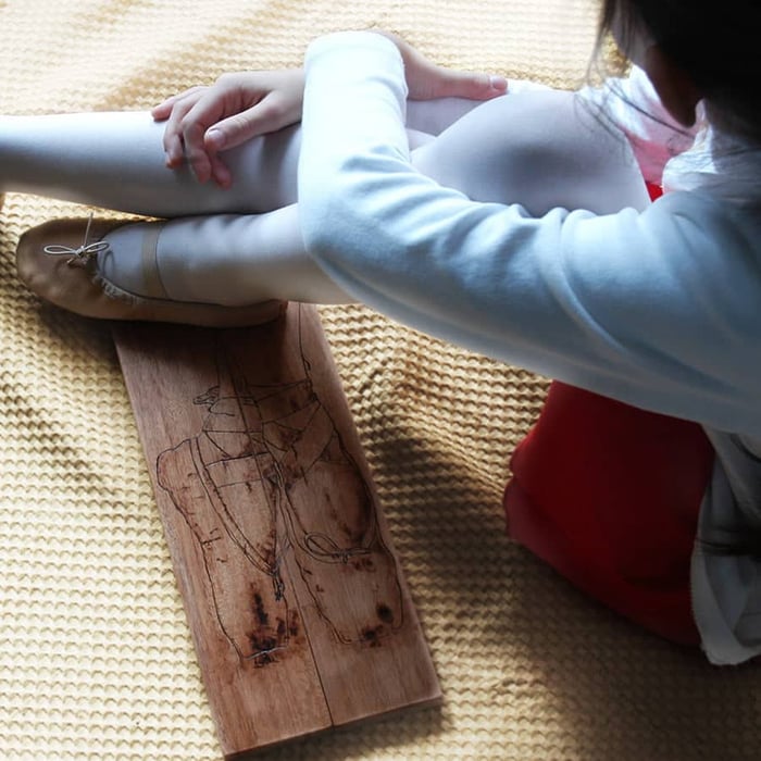Quadro in legno pirografato a mano scarpette da punta danza classica 3