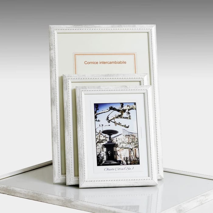 Cornice portafoto da tavolo art. 700 in legno bianco con decori e sfumature argento 3