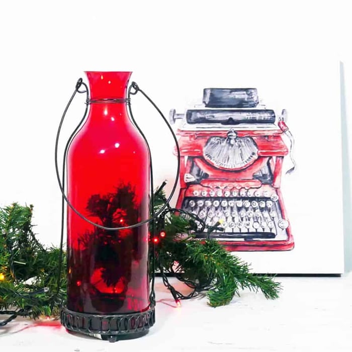 Bottiglia di vetro rossa appendibile porta tealight con manico in ferro 1