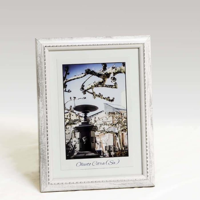 Cornice portafoto da tavolo art. 700 in legno bianco con decori e sfumature argento 1