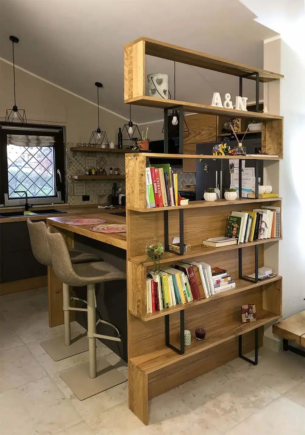 Cucina su misura in Stile Industrial: Il Calore del Rovere e l'Eleganza del Grigio Scuro 7