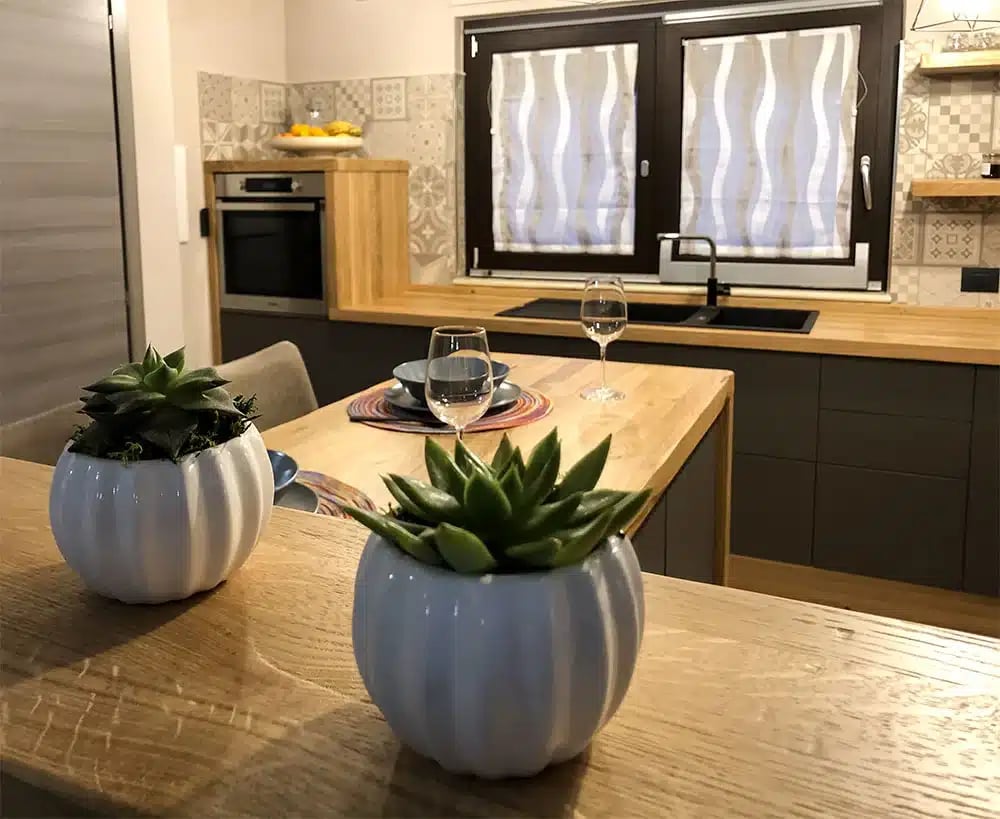 Cucina su misura in Stile Industrial: Il Calore del Rovere e l'Eleganza del Grigio Scuro 3