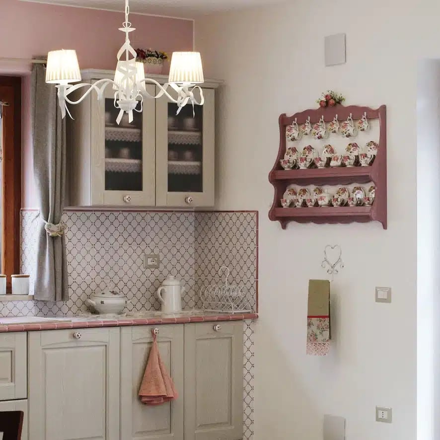 Incantevole e funzionale: una cucina su misura arredata in stile Country Chic 18