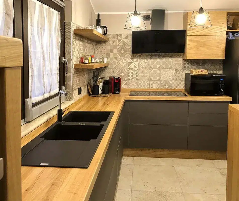 Cucina su misura in Stile Industrial: Il Calore del Rovere e l'Eleganza del Grigio Scuro 1