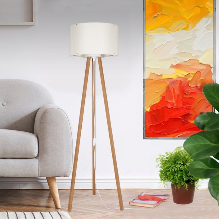 Lampada da terra Piko con piantana in rovere e paralume in tessuto crema - immagine 1