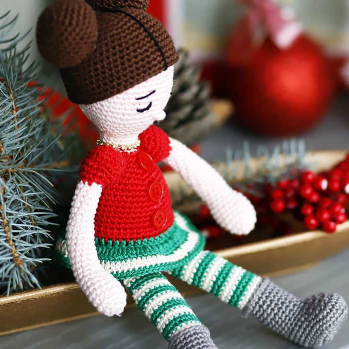 Bambolina natalizia Amelia, amigurumi - immagine 2