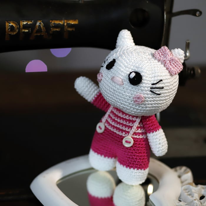 Pupazzo Amigurumi "Lilly" - Gattina con Fiocco Rosa e Salopette - immagine 4