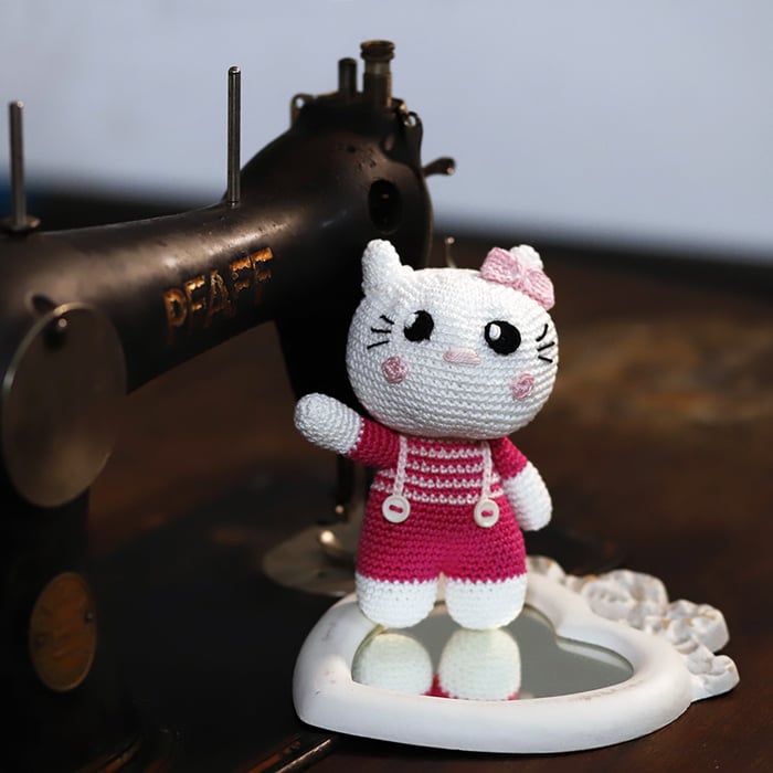 Pupazzo Amigurumi "Lilly" - Gattina con Fiocco Rosa e Salopette - immagine 5