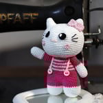 Pupazzo Amigurumi "Lilly" - Gattina con Fiocco Rosa e Salopette