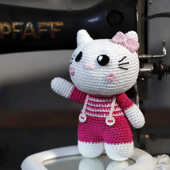 Pupazzo Amigurumi "Lilly" - Gattina con Fiocco Rosa e Salopette - immagine 1