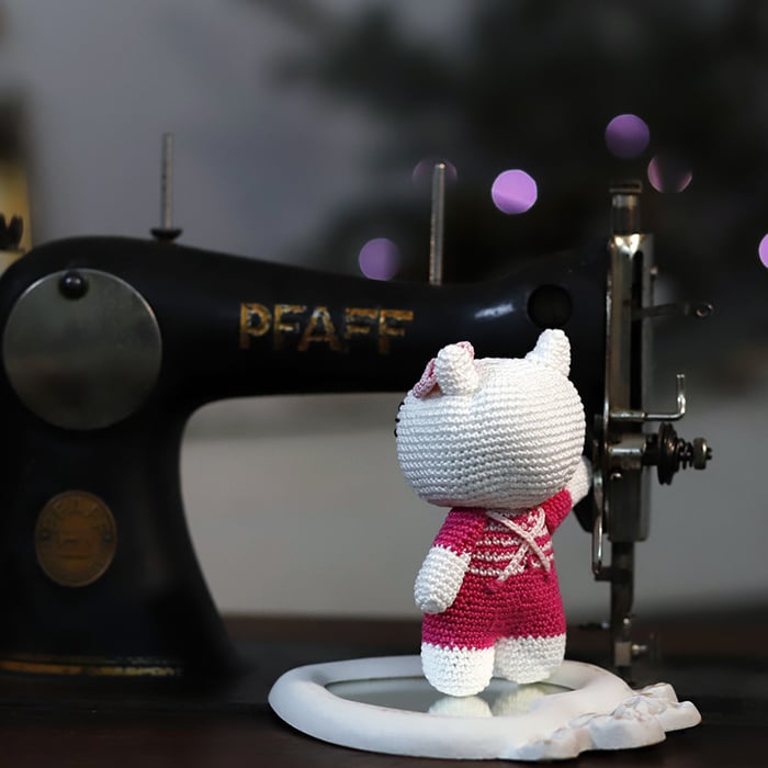 Pupazzo Amigurumi "Lilly" - Gattina con Fiocco Rosa e Salopette - immagine 3