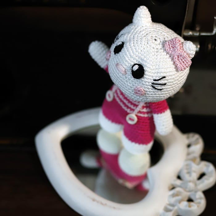 Pupazzo Amigurumi "Lilly" - Gattina con Fiocco Rosa e Salopette 2