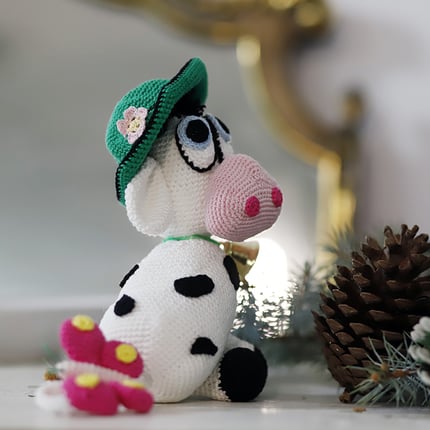 Pupazzo Amigurumi "Lilly" - Gattina con Fiocco Rosa e Salopette 6