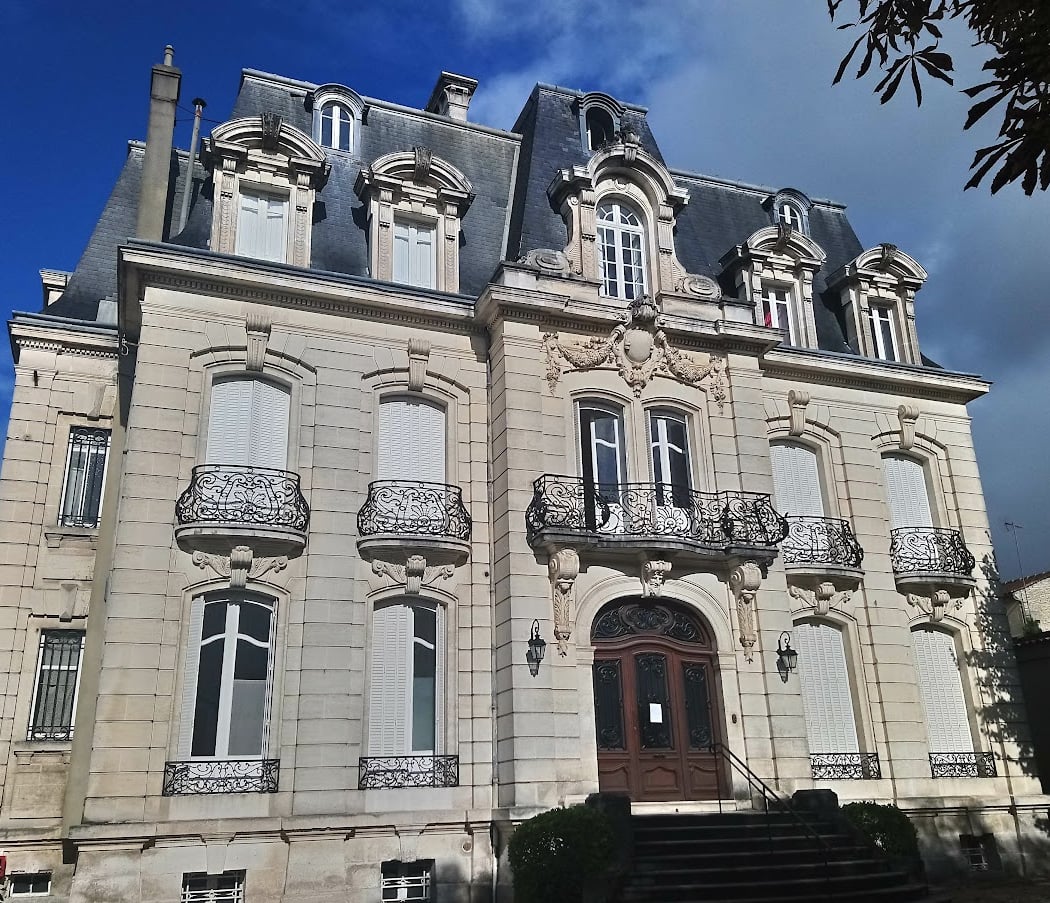 Inter-Hotel Le Valois 1