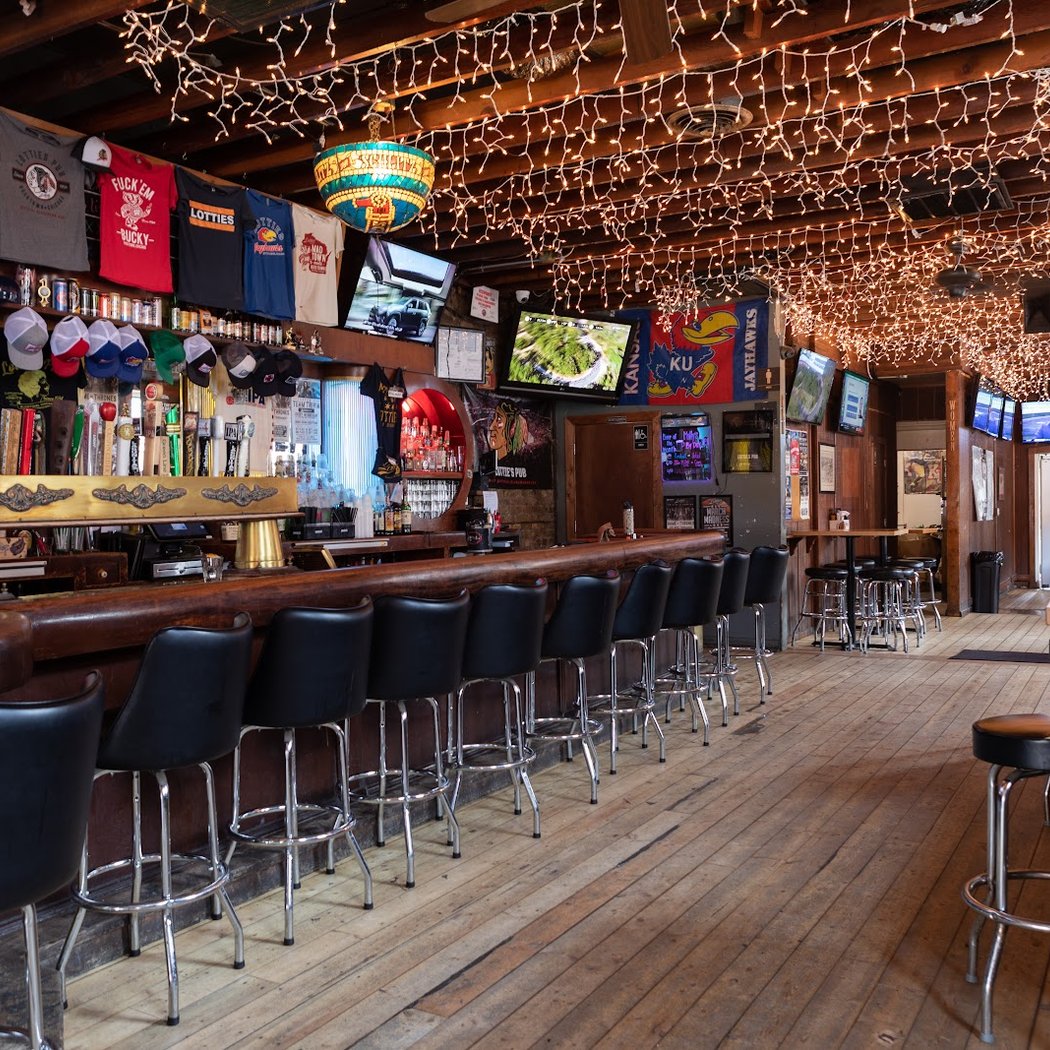Lottie's Pub 3