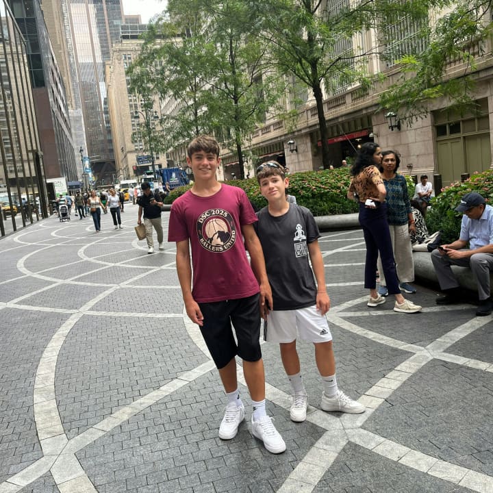 Superheroes in New York Outdoor Exploration Game 3