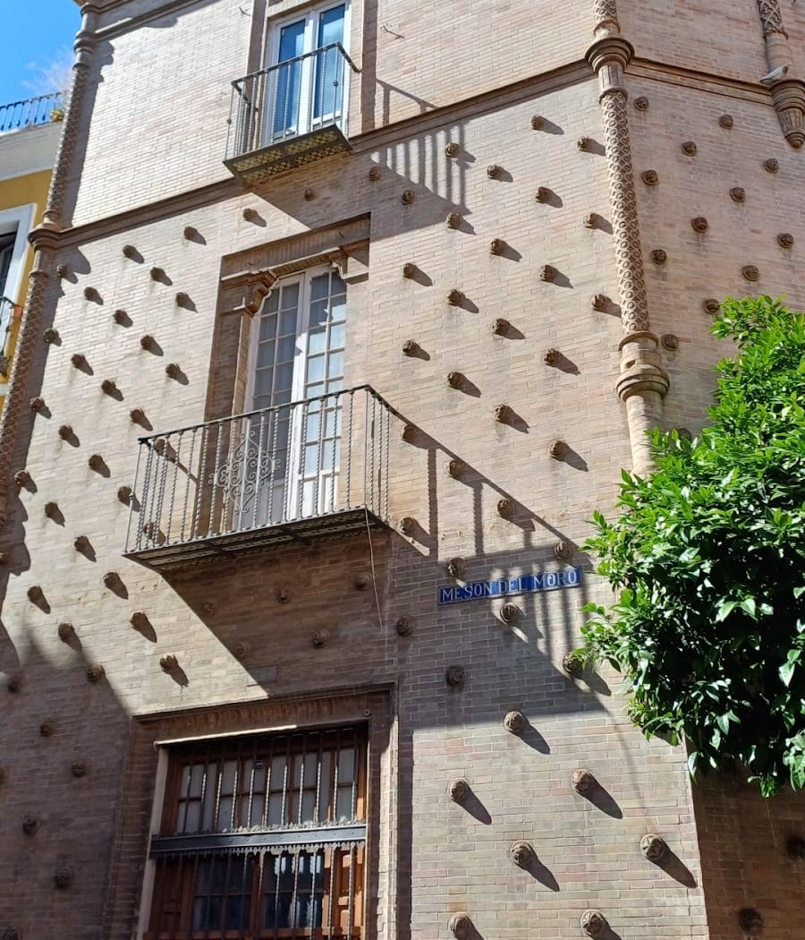 Edificio diseñado por Anibal Gonzalez 1