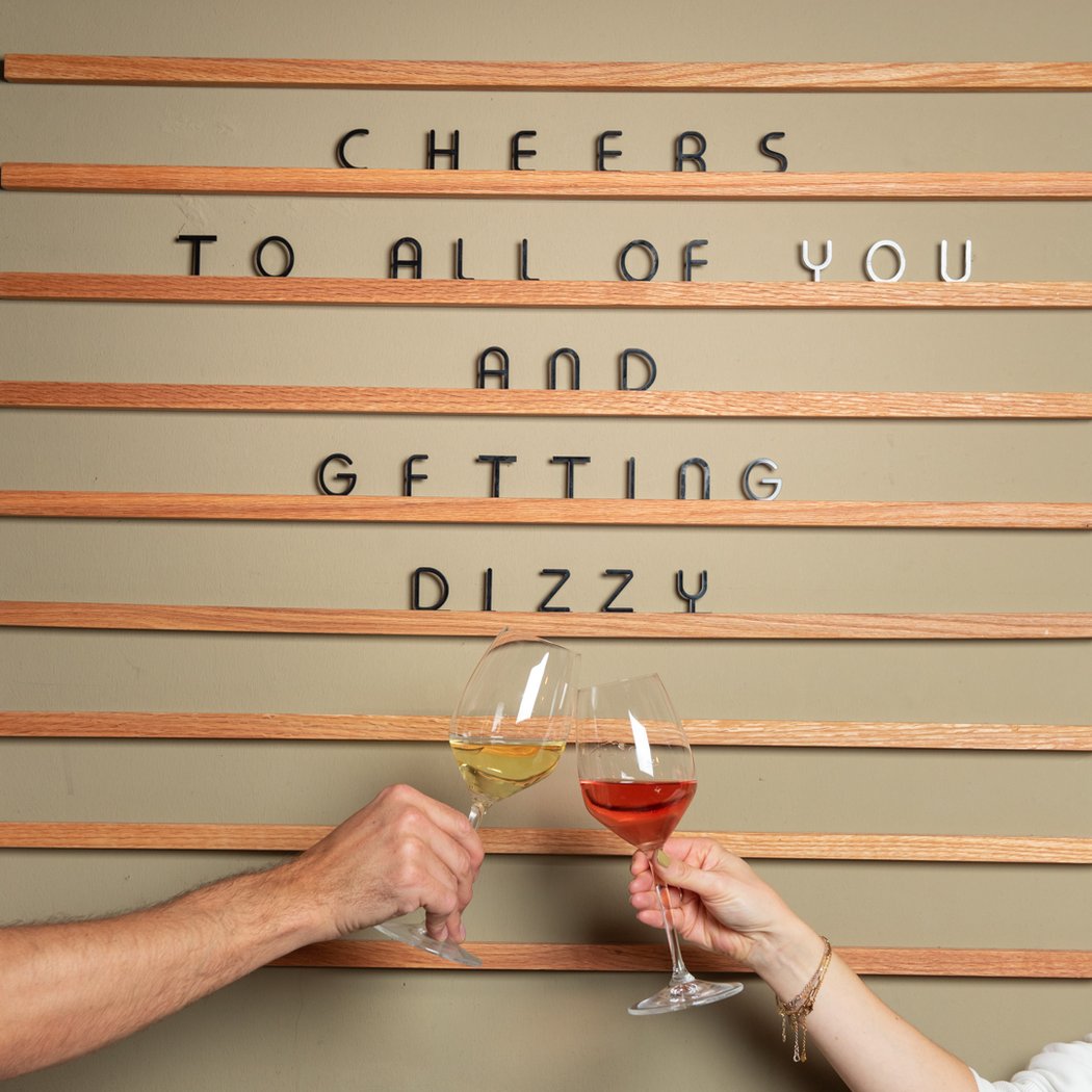 KEINE TERMINE. LEICHT DIZZY. Sarti Spritz 5.50 / Dizzy Signature Wein 19.00 / Espresso Martini 9.00 3