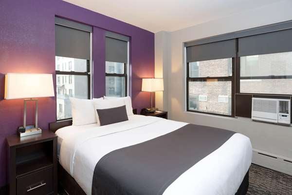 La Quinta Inn & Suites by Wyndham New York City Central Park 2